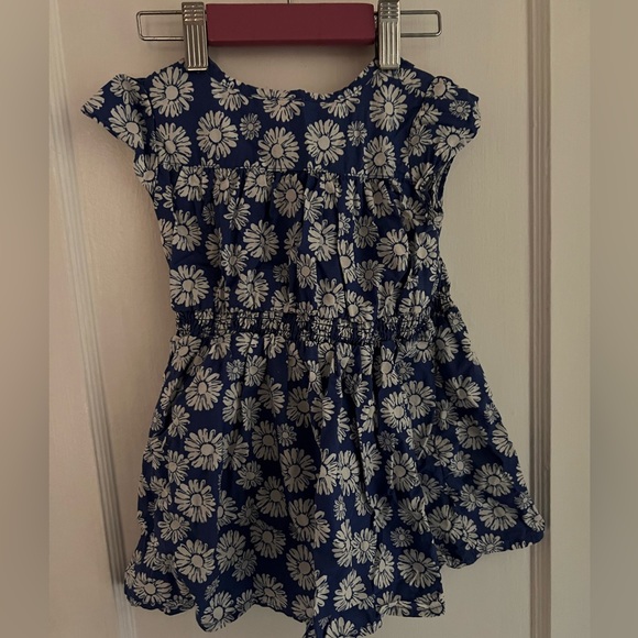 Lovely floral dress, Oshkosh with button detail in the front - Picture 3 of 4